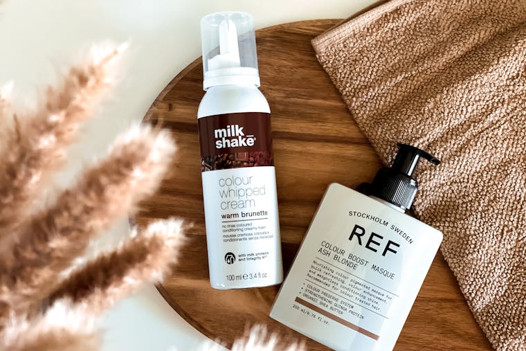 Giv dit hår ny glans og farve mens du plejer det