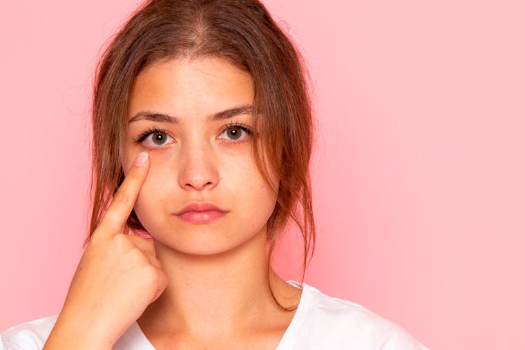 Vores 7 bedste råd til at fjerne poser under øjnene