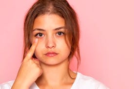 Onze top 7 tips voor het verwijderen van wallen onder de ogen