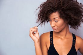 De 5 hyppigste Curly Girl-fejl (og hvordan du undgår dem)