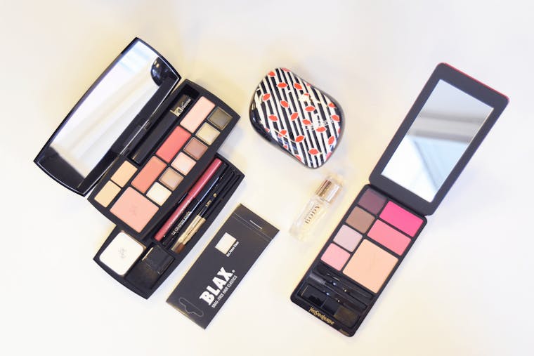 HAIR AND MAKEUP ON THE GO 