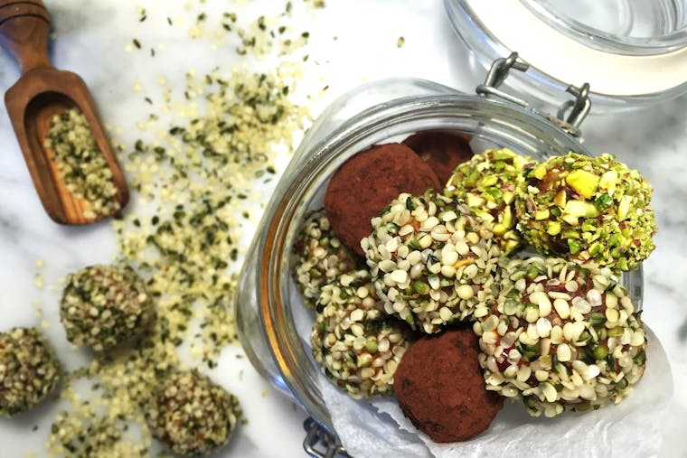 Luksus dadelkugler med hampefrø