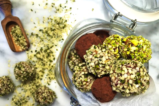 Luksus dadelkugler med hampefrø 