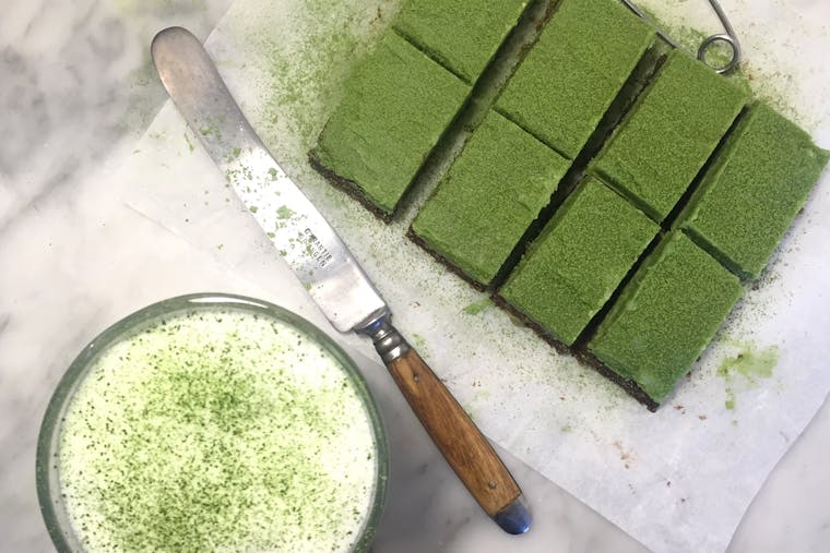 Raw matcha brownies og lun matcha latte 