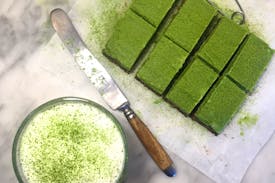 Raw matcha brownies og lun matcha latte 