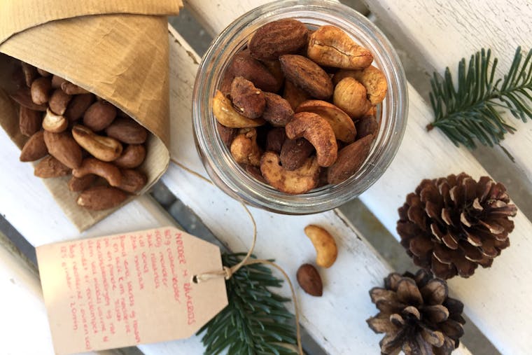 Opskrift på ristede nødder med lakrids og kanel
