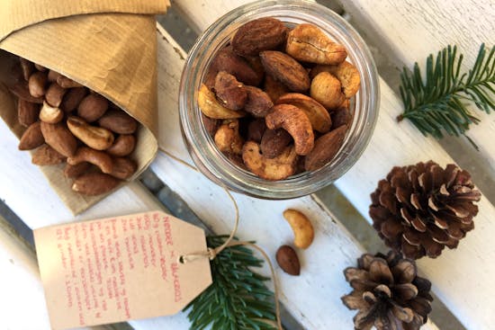 Opskrift på ristede nødder med lakrids og kanel