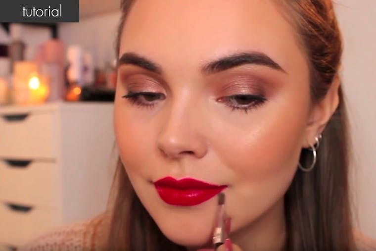 Tutorial: Sådan får du røde læber der holder hele aftenen 
