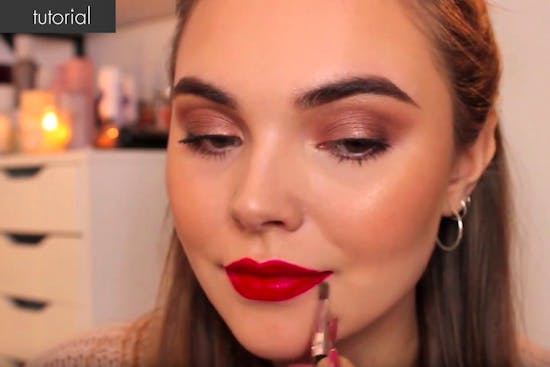 Tutorial: Sådan får du røde læber der holder hele aftenen 