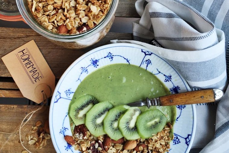 Opskrift på Matcha Smoothie Bowl med granola