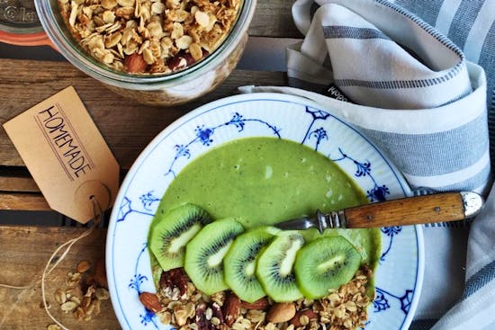 Opskrift på Matcha Smoothie Bowl med granola