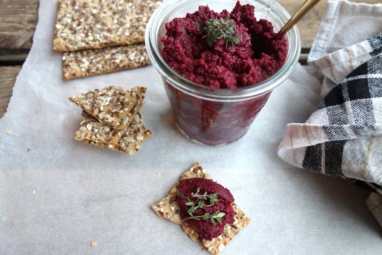 Knækbrød med rødbedepesto