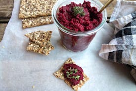 Knækbrød med rødbedepesto