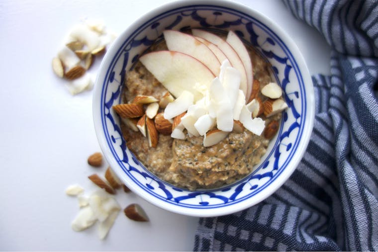 Opskrift på sund æble-kanelgrød med crunchy chia butter