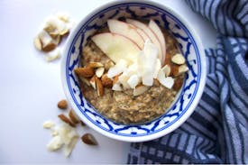 Opskrift på sund æble-kanelgrød med crunchy chia butter