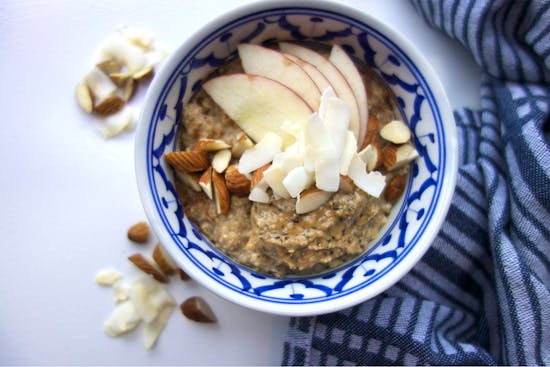 Opskrift på sund æble-kanelgrød med crunchy chia butter