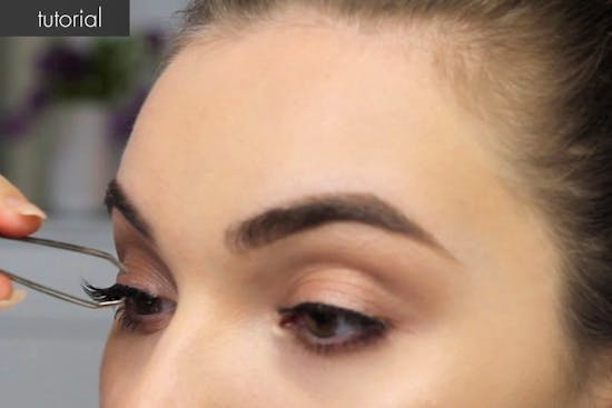 Påsætning af kunstige øjenvipper - sådan gør du!