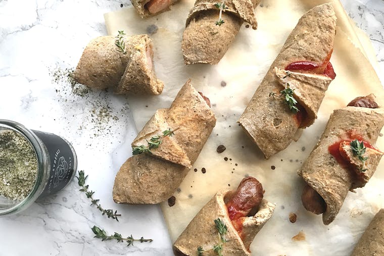 Glutenfrie pølsehorn med kyllingepølser og urtesalt