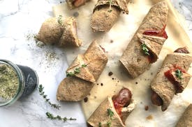 Glutenfrie pølsehorn med kyllingepølser og urtesalt