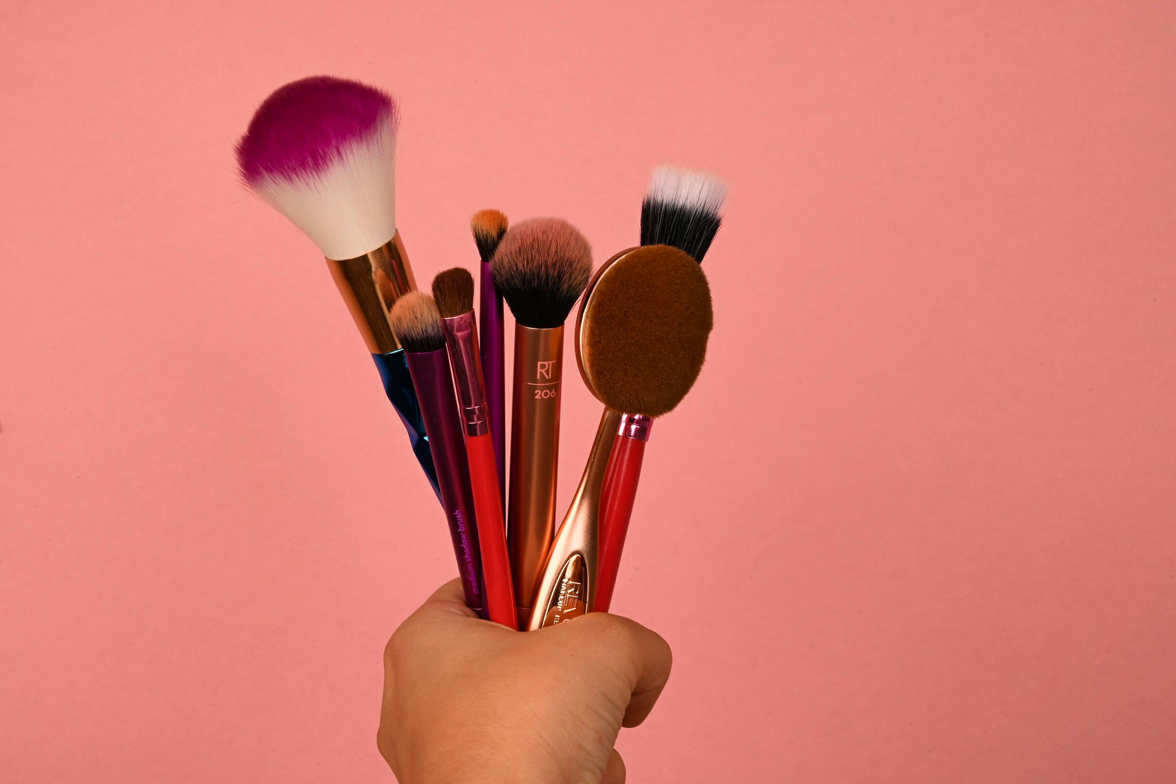 du er Narabar Identificere Tutorial video: Sådan renser du dine makeupbørster