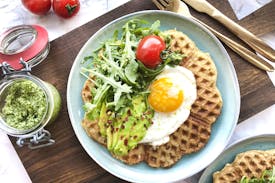 Glutenfrie vafler med smilende spejlæg, avocado og cashewpesto