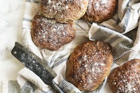 Proteinrige quinoa-sandwichboller med humus 