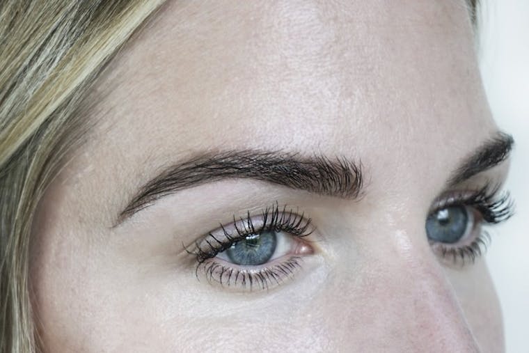Sådan får du naturlige feather brows