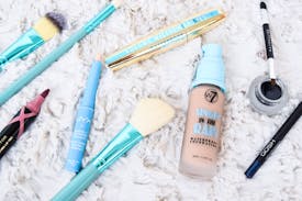 Svettsäkert smink och makeup på stranden