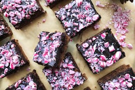 Opskrift: Svampet kanelkage med pebermynteknas