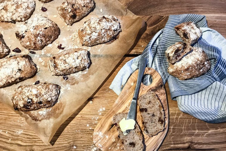 Opskrift: Speltboller med chokolade og tranebær