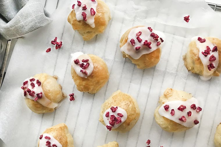 Opskrift: Fastelavnsboller med vaniljecreme og remonce 