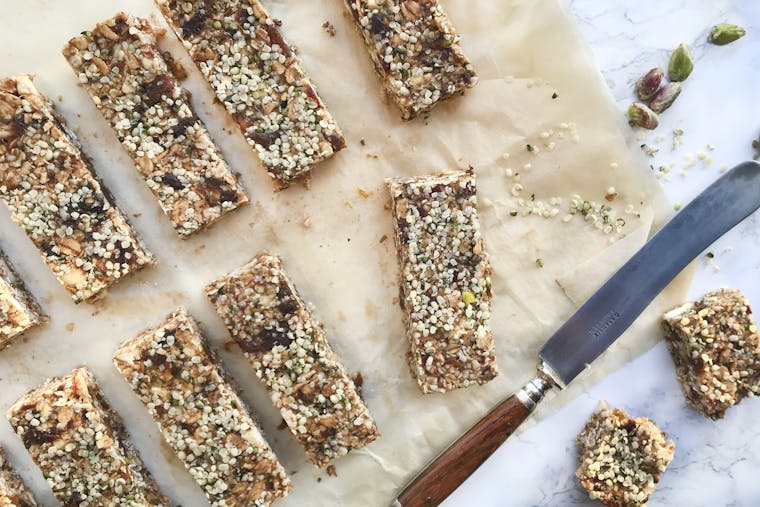 Opskrift: Nemme müslibarer med hampefrø 