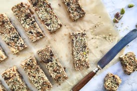 Opskrift: Nemme müslibarer med hampefrø 