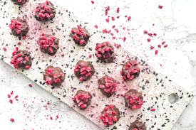 Opskrift: Dadelkugler med chokolade