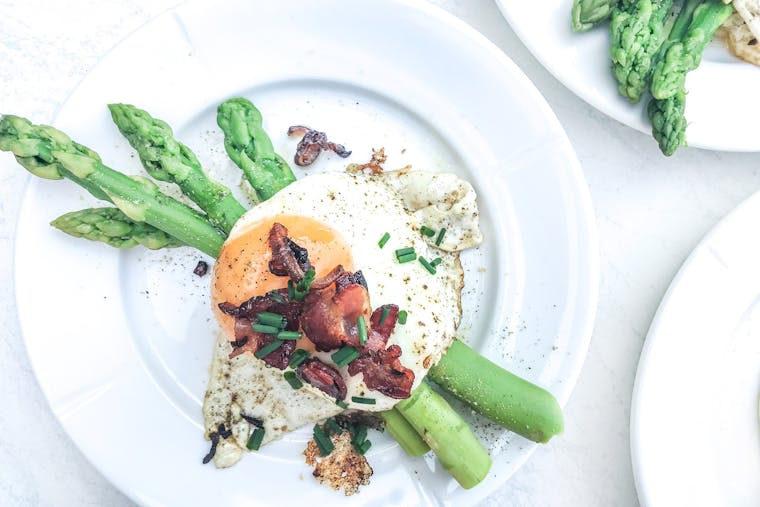 Opskrift: Luksus brunch med asparges og spejlæg