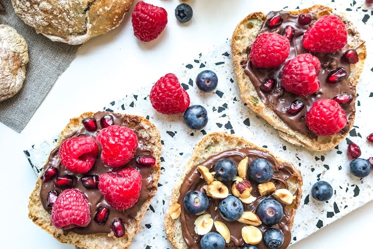 Opskrift: De bedste surdejsboller med chokolade spread og friske bær