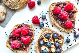 Opskrift: De bedste surdejsboller med chokolade spread og friske bær