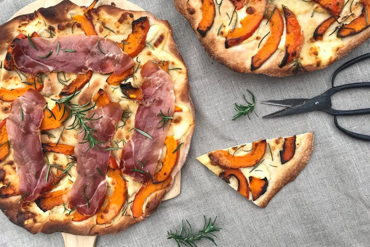 Opskrift: Nem efterårs pizza med hokkaido-græskar