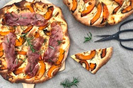 Opskrift: Nem efterårs pizza med hokkaido-græskar