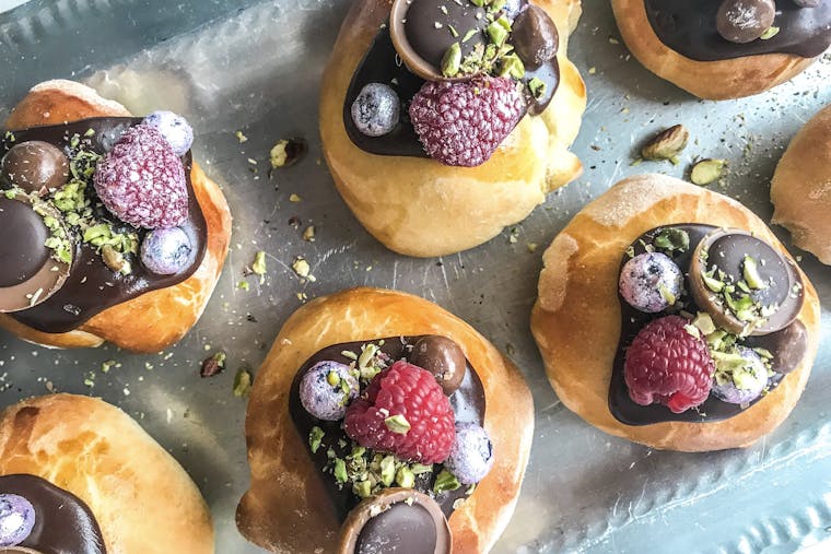 Opskrift: Fastelavnsboller med pistacie remonce og toffifee
