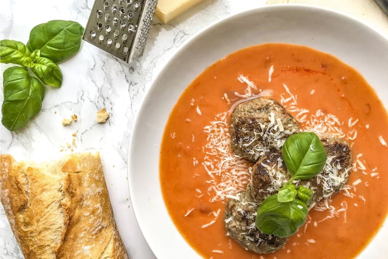 Opskrift: Tomatsuppe med krydrede kødboller