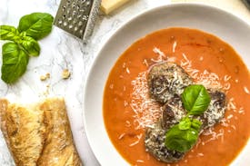 Opskrift: Tomatsuppe med krydrede kødboller
