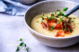 Opskrift: Jordskokkesuppe med torsk og serranoskinke