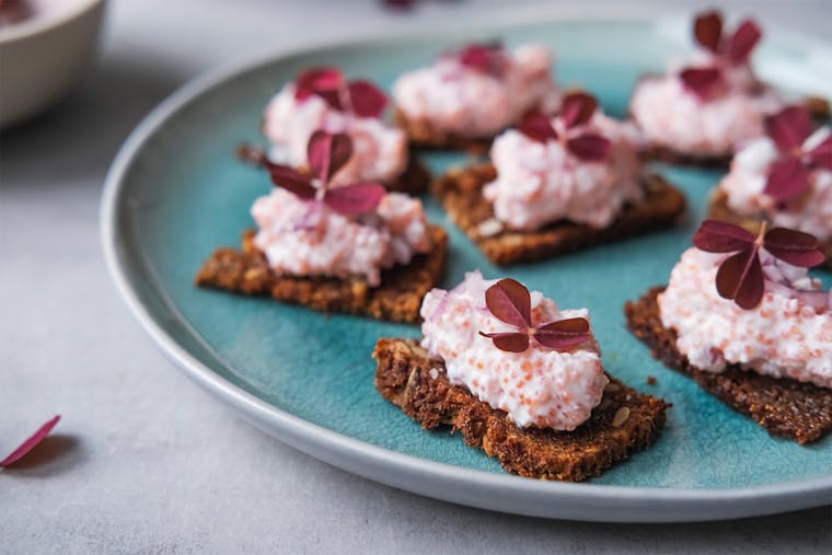 Opskrift: Stenbiderrogn med rygeost på rugbrødschips