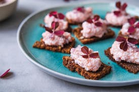 Opskrift: Stenbiderrogn med rygeost på rugbrødschips