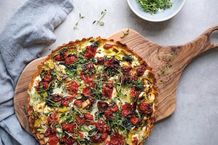 Opskrift: Vegetarisk tærte med porrer og tomat
