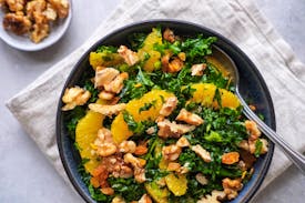 Opskrift: Grønkålssalat med appelsin og valnødder