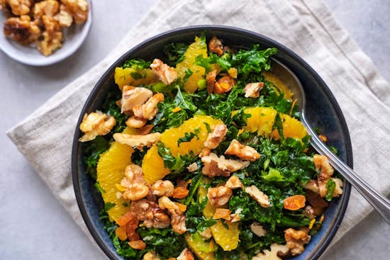 Opskrift: Grønkålssalat med appelsin og valnødder