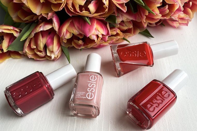 Disse farver skal du have på neglene dette forår