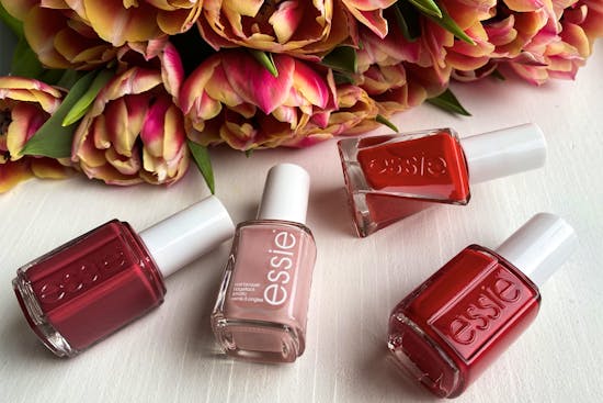 Disse farver skal du have på neglene dette forår